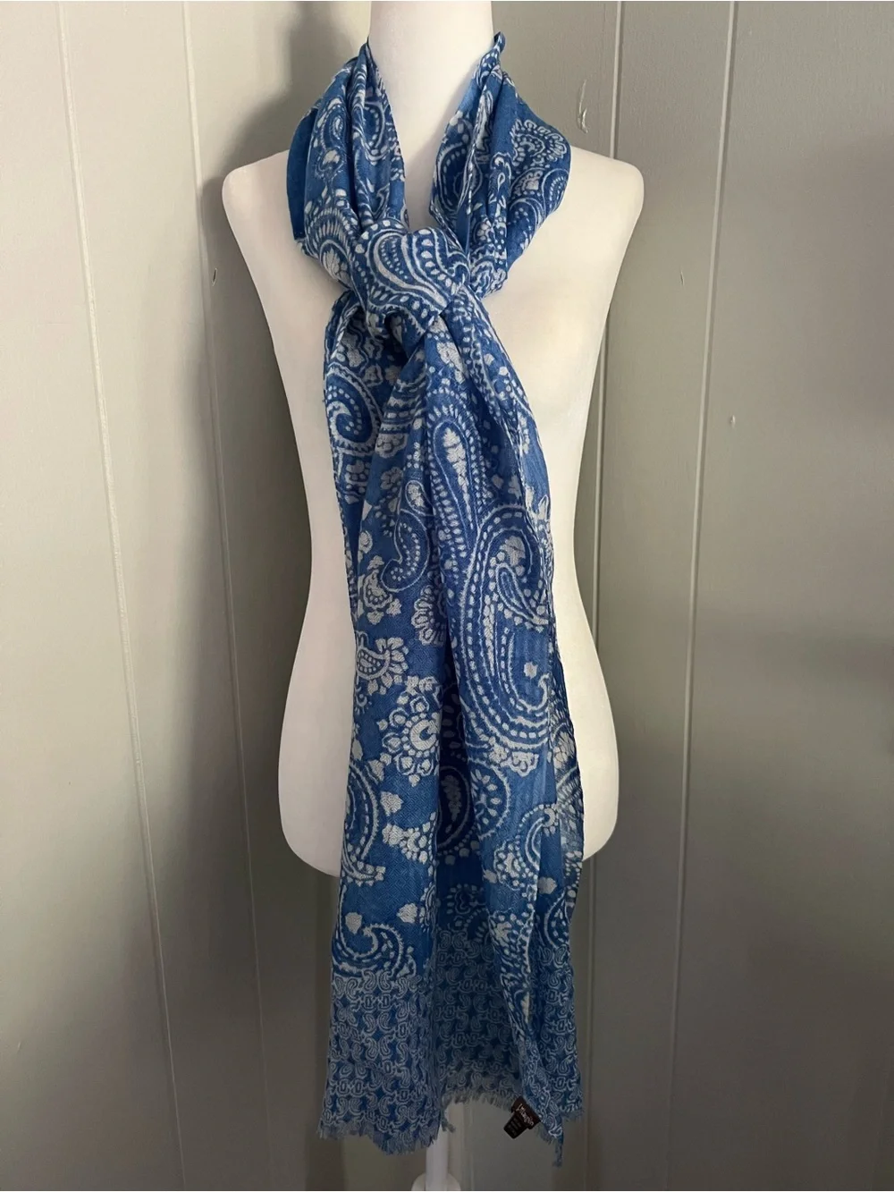 J. McLaughlin Blue Paisley Print Lightweight 100% Wool Wrap Shawl Scarf